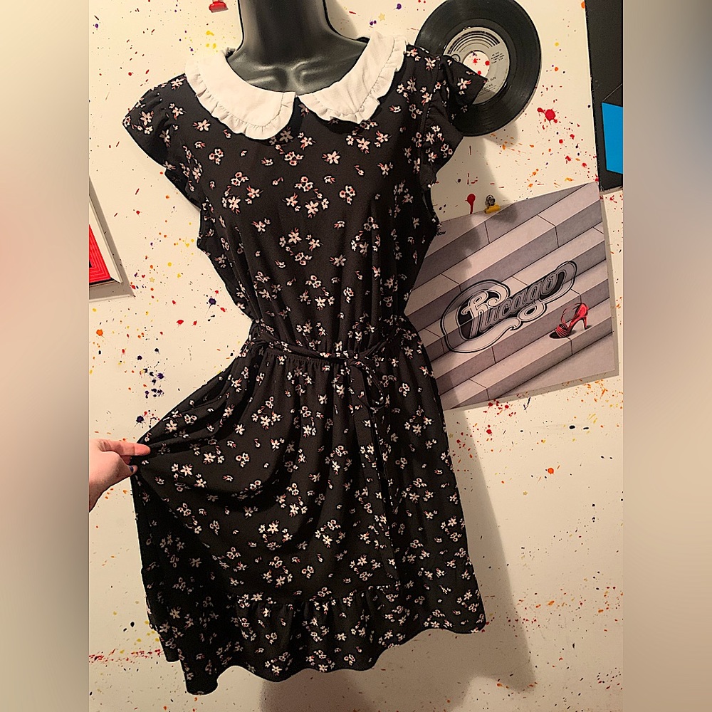 Cute Peter Pan collar black and floral dress